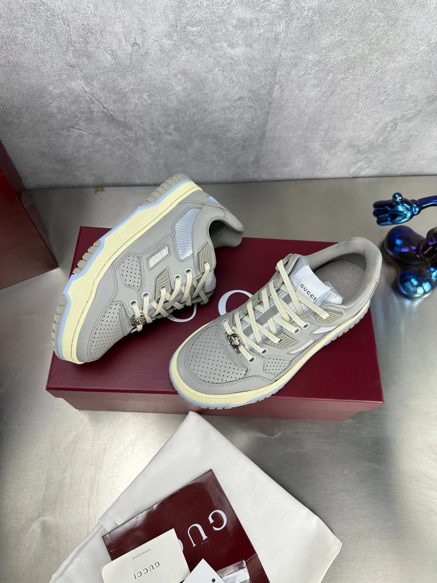 Factory price: 640💰The top version of Gucci Gucci's latest hot-selling couple's sneaker series is shipped. The original version is purchased, developed and manufactured. This high-low top sneaker adopts a basketball-style silhouette design, cleverly incorporating hollow panels and distressed effects, showing its unique ingenuity. The ingenuity incorporates brand logo details such as interlocking Double G styling accessories and Gucci lettering, a low-key tribute to the brand's design heritage. Exquisite packaging at the delivery counter 🛍📦 ▪️ Fabric: Original customized imported first-layer cowhide ▪️ Inner lining: Imported first-layer cowhide ▪️ Sole: Original molded TPU sole ▪️ Sole thickness: 3cm ▪️ Size: Women's 35-41 Men's 38-45 (Female 41, Men 38 45 customized) ▪️ p